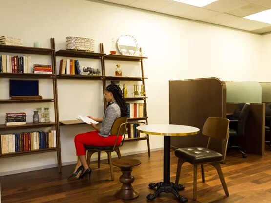 Servcorp client at a hot desk at 10 Avenue Kléber, enjoying a quiet, elegant space designed for focus and productivity